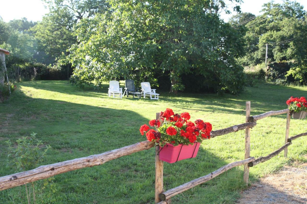 Aux Charmes D'Antan Hotel La Pommeraie-sur-Sevre Exterior photo